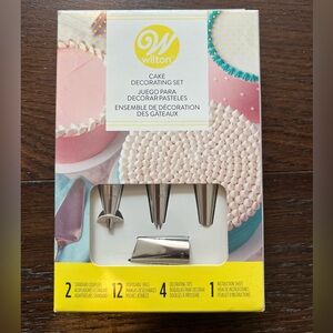 Wilton Cake Decorating Set